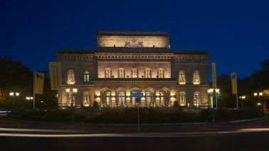 Außenansicht des Staatstheaters Braunschweig bei Nacht. Das Gebäude ist beleuchtet und der Himmel ist blau.