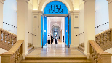 Eingangsbereich des Museums für Kunst und Gewerbe Hamburg. Zu sehen ist ein helles Treppenhaus.