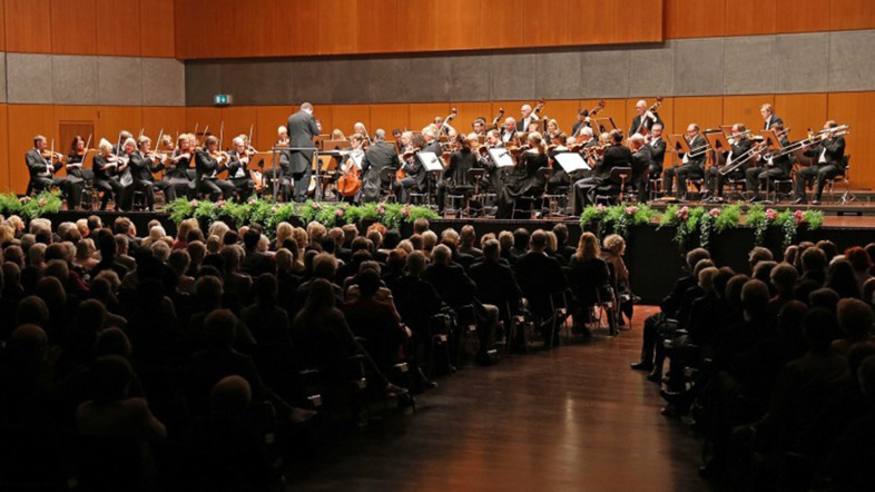 Fotografie eines Orchester aus der Sicht der Zuschauer.