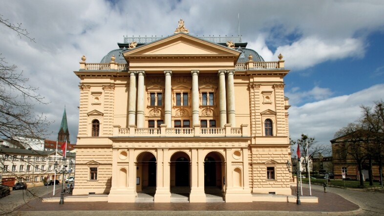 Fotografie des Gebäudes des Mecklenburgischen Staatstheater.