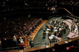 Fotografie eines Orchesters aus der Vogelperspektive.