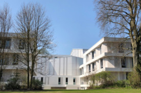 Außenansicht der Hochschule für Musik und Theater Hamburg bei Sonnenschein