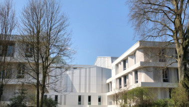 Außenansicht der Hochschule für Musik und Theater Hamburg bei Sonnenschein