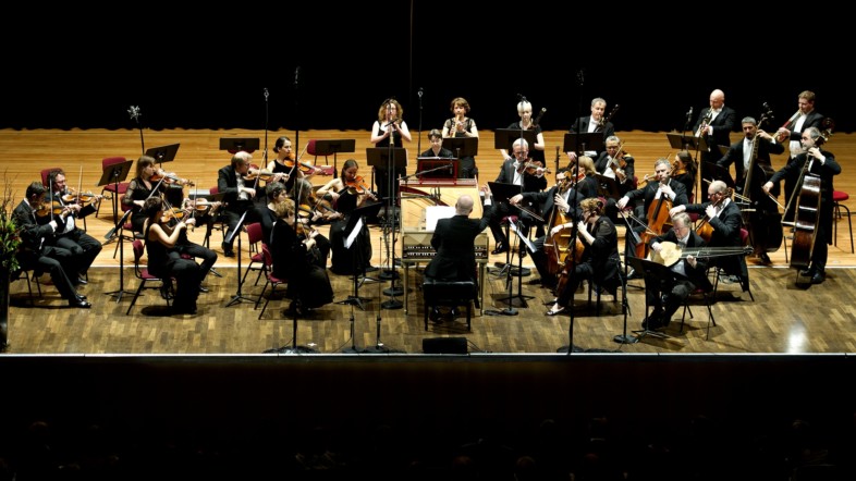Fotografie eines Orchesters aus der Perspektive der Zuschauer.