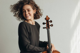 Porträt von Anastasia Kobekina mit Cello.