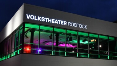 Außenansicht des Volkstheaters Rostock bei Nacht.