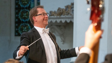 Fotografie eines Dirigenten.