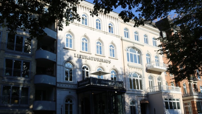 Außenansicht des Literaturhaus Hamburg bei Tag.