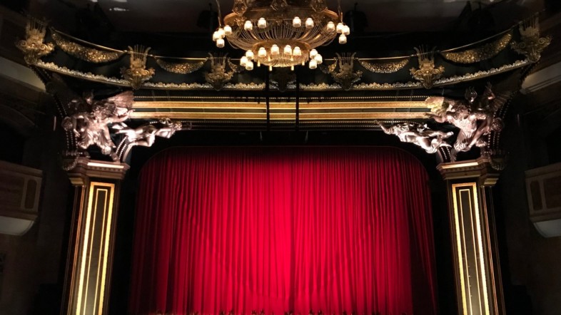 Fotografie einer Theaterbühne aus der Sicht des Publikums.