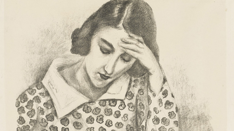 Zeichnung einer Frau, die an einem Tisch sitzt, ihre Hand an ihren Kopf hält und nachdenklich wirkt.