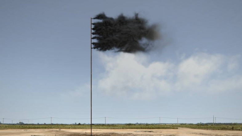 Kunstwerk: Erdöl tritt aus einem Metallrohr aus und bildet eine schwarze Flagge.